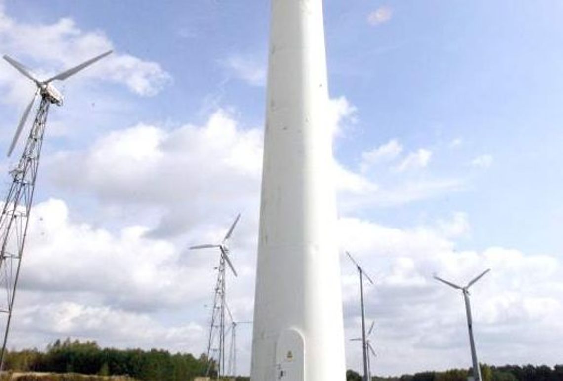 Farma wiatrowa w Wyrykach. Wiatraki 700 metrów od domów