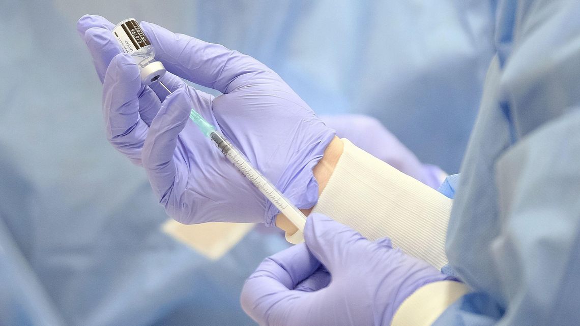 Farmaceuci, fizjoterapeuci i diagności będą szczepić. Zgłosiło się już 700 osób