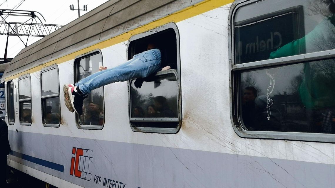 Farsa na stacji kolejowej w Chełmie. Pasażerowie musieli wchodzić do pociągu przez okno! [foto]