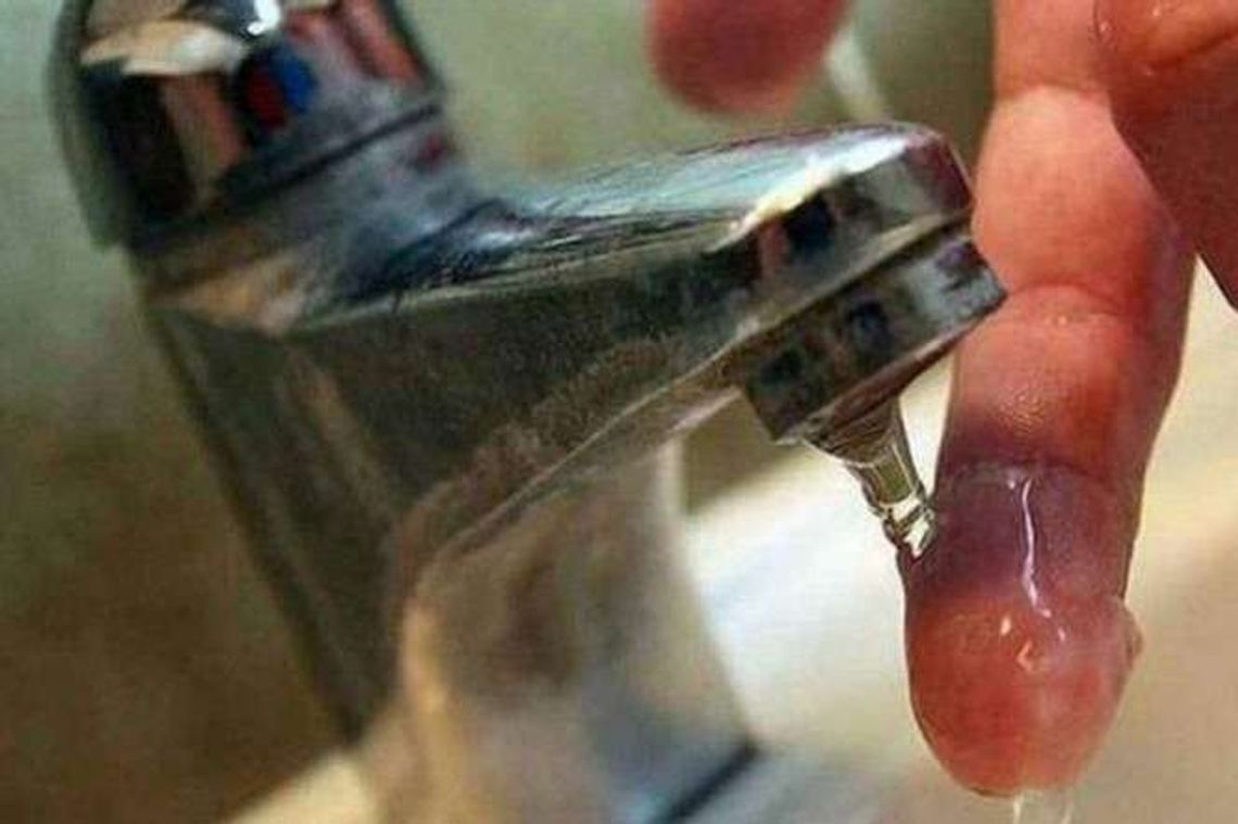 Fatalne ciśnienie wody w kranach w gminie Wólka. "To przez rolników"