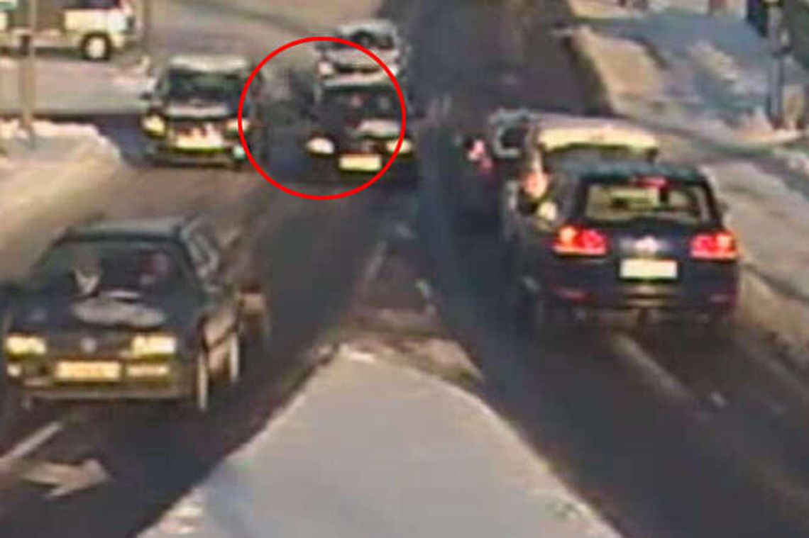 Fatalne zachowanie kierowcy. Wyprzedzał samochód stojący przed przejściem i wjechał w pieszego (wideo)