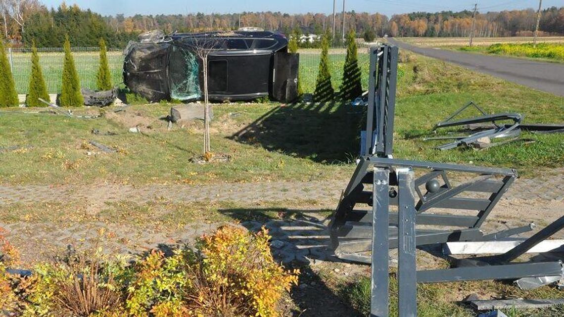 Fatalnie wyglądający wypadek. BMW wylądowało na posesji