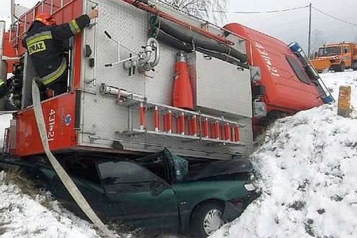 Fatalny wypadek. Wóz strażacki zmiażdżył passata w rowie Fatalny wypadek. Wóz strażacki zmiażdżył passata w rowie
