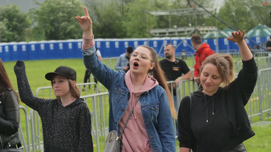 Feliniada 2019 w deszczu. Na scenie Bevaues [zdjęcia]