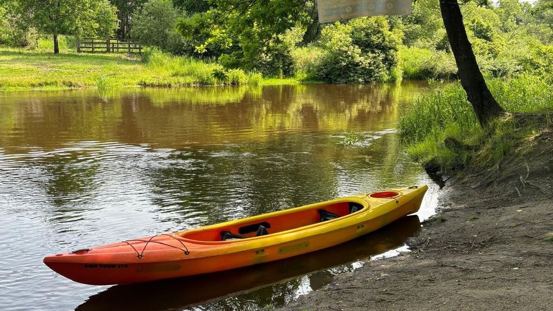 Feralny spływ kajakowy. Policjanci wyciągnęli nastolatków z wody Feralny spływ kajakowy. Policjanci wyciągnęli nastolatków z wody