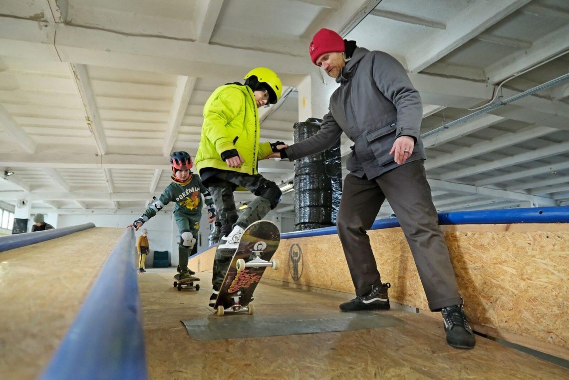Ferie zimowe w Lublinie – dzieci uczą się jazdy na deskorolce pod okiem instruktora w skateparku