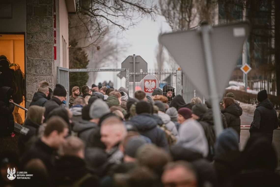 Ferie w mundurze: studenci i uczniowie zaczynają szkolenie w koszarach