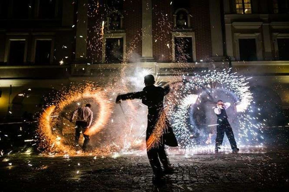 Ferie w Zamościu: Fireshow i lodowisko na rynku [zdjęcia]