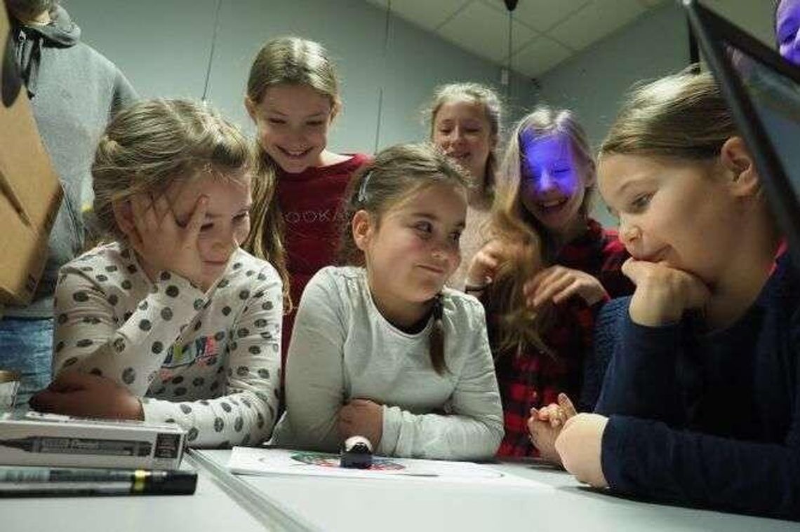 Ferie z Panem Kometą. Tak się bawią dzieci w Domu Kultury Czechów [zdjęcia]