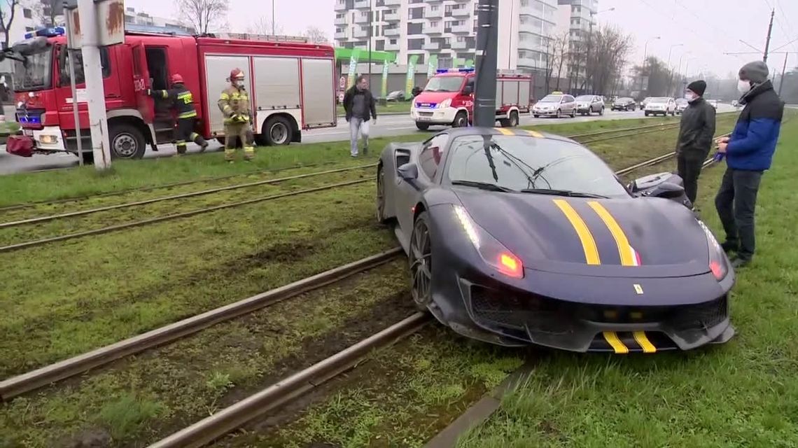 Ferrari na słupie. 34-letni kierowca urządził sobie rajd ulicami Łodzi Ferrari na słupie. 34-letni kierowca urządził sobie rajd ulicami Łodzi