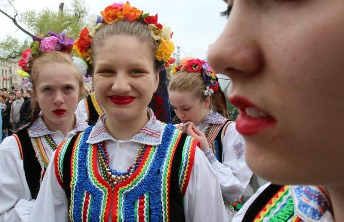 Festyn na pl. Litewskim. Występ ZPiT \"Lublin” im. Wandy Kaniorowej (zdjęcia) Festyn na pl. Litewskim. Występ ZPiT \"Lublin” im. Wandy Kaniorowej (zdjęcia)