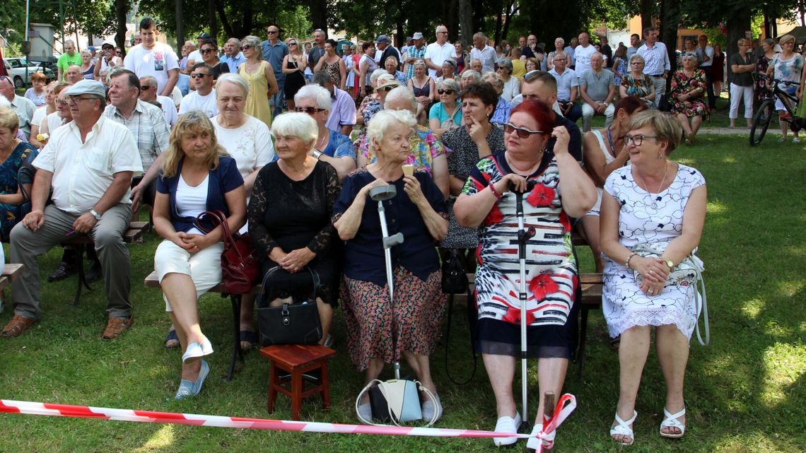 Festyn na Rynku w Wąwolnicy. Przyjechał Andrzej Rosiewicz Festyn na Rynku w Wąwolnicy. Przyjechał Andrzej Rosiewicz