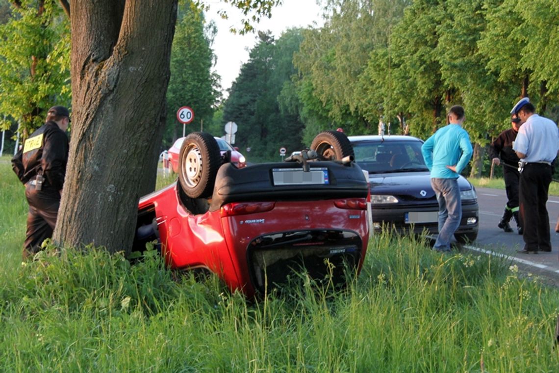 Fiat dachował. Cudem nikt nie zginął
