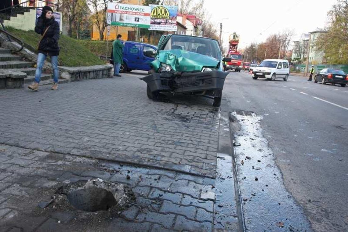 Fiat ściął słup. Droga Męczenników Majdanka zablokowana (zdjęcia) Fiat ściął słup. Droga Męczenników Majdanka zablokowana (zdjęcia)