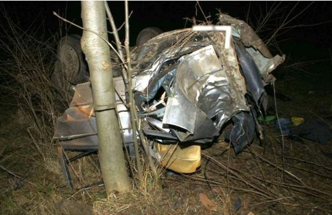Fiat uno rozpadł się na pół. Kierowca i pasażer bez szans