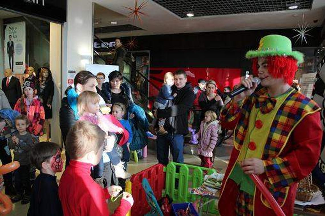 Fifik i Pepe w Białej Podlaskiej rozdawali książki Fifik i Pepe w Białej Podlaskiej rozdawali książki