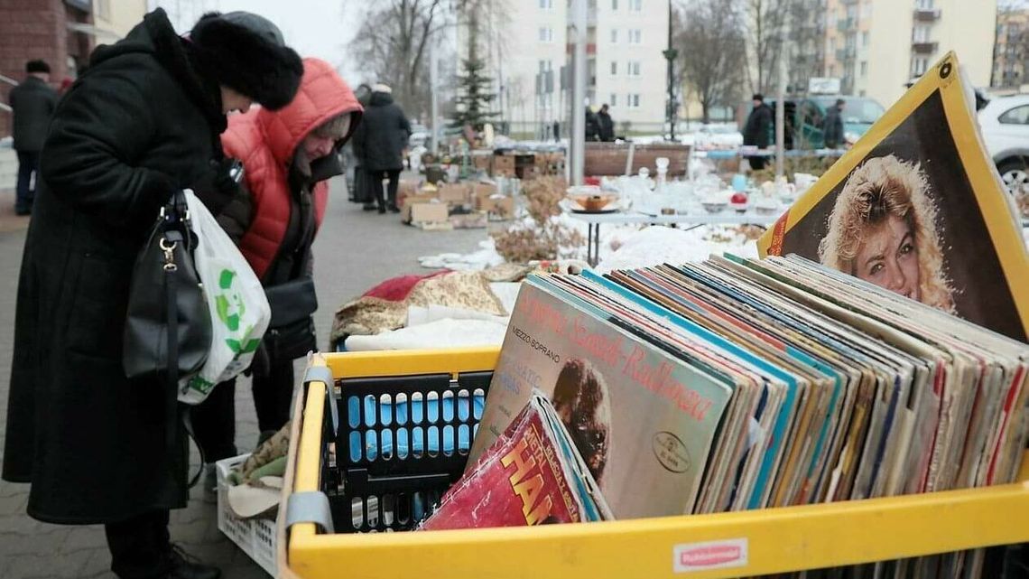 Figurki z cepelii i przedwojenne przybory kreślarskie. Zajrzeliśmy na targ staroci w Świdniku