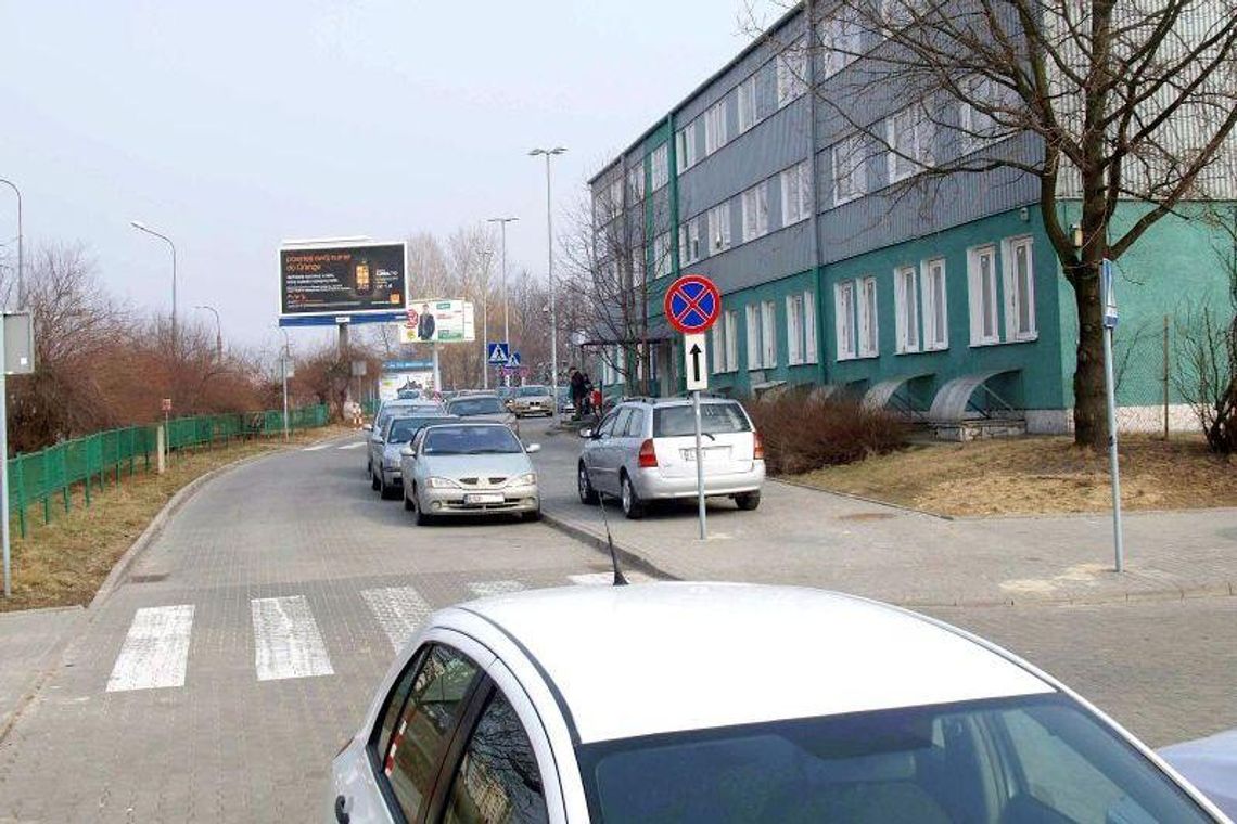 Filaretów: Zakaz parkowania? Urzędnicy i tak parkują Filaretów: Zakaz parkowania? Urzędnicy i tak parkują