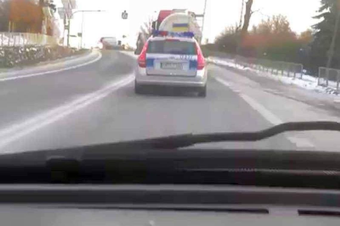 Film z pędzącym radiowozem znowu w Internecie (wideo)
