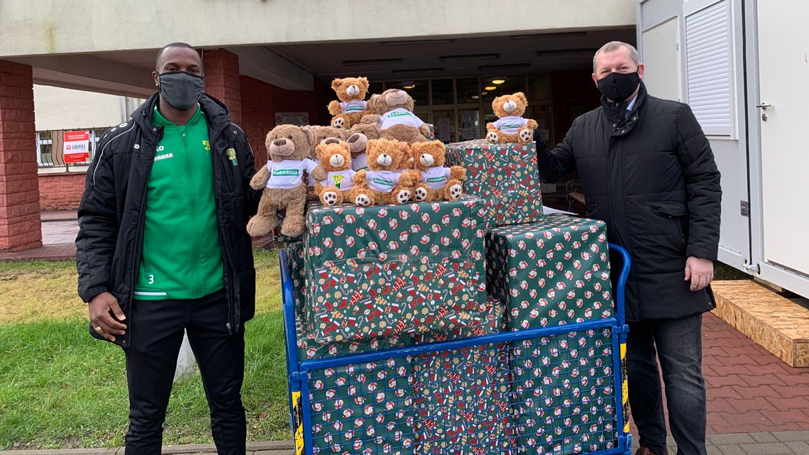 Finał akcji ChceMisiePomagać. Pluszaki od Górnika Łęczna trafiły do dzieci