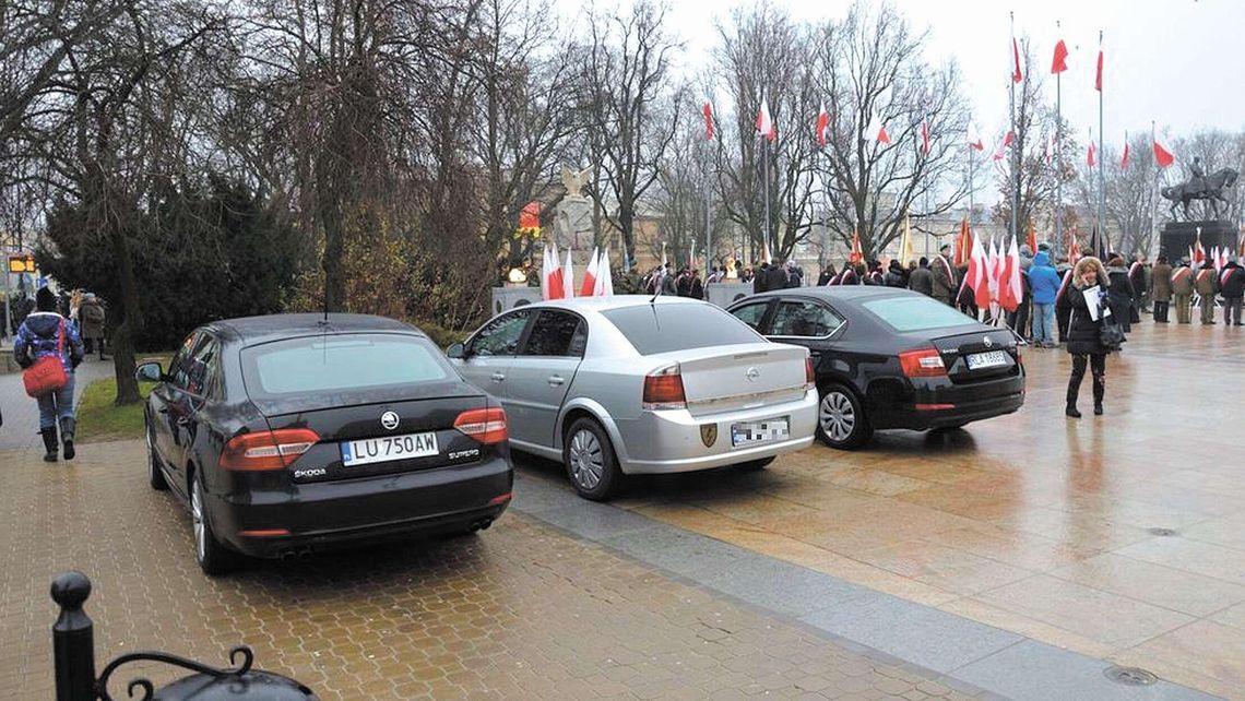 Finał nielegalnego parkowania na pl. Litewskim. Czy zwykłego kierowcę policja też tak potraktuje?