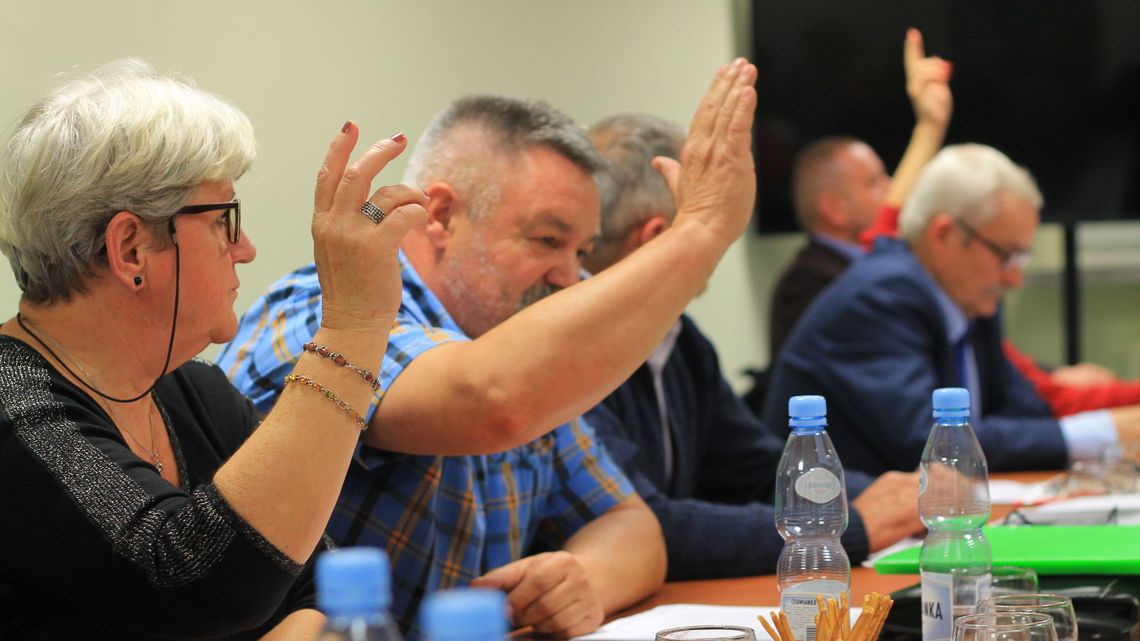 Finanse gminy Puławy wyglądają "katastrofalnie". Ale radni i tak chcą dołożyć do budowy stadionu w Gołębiu