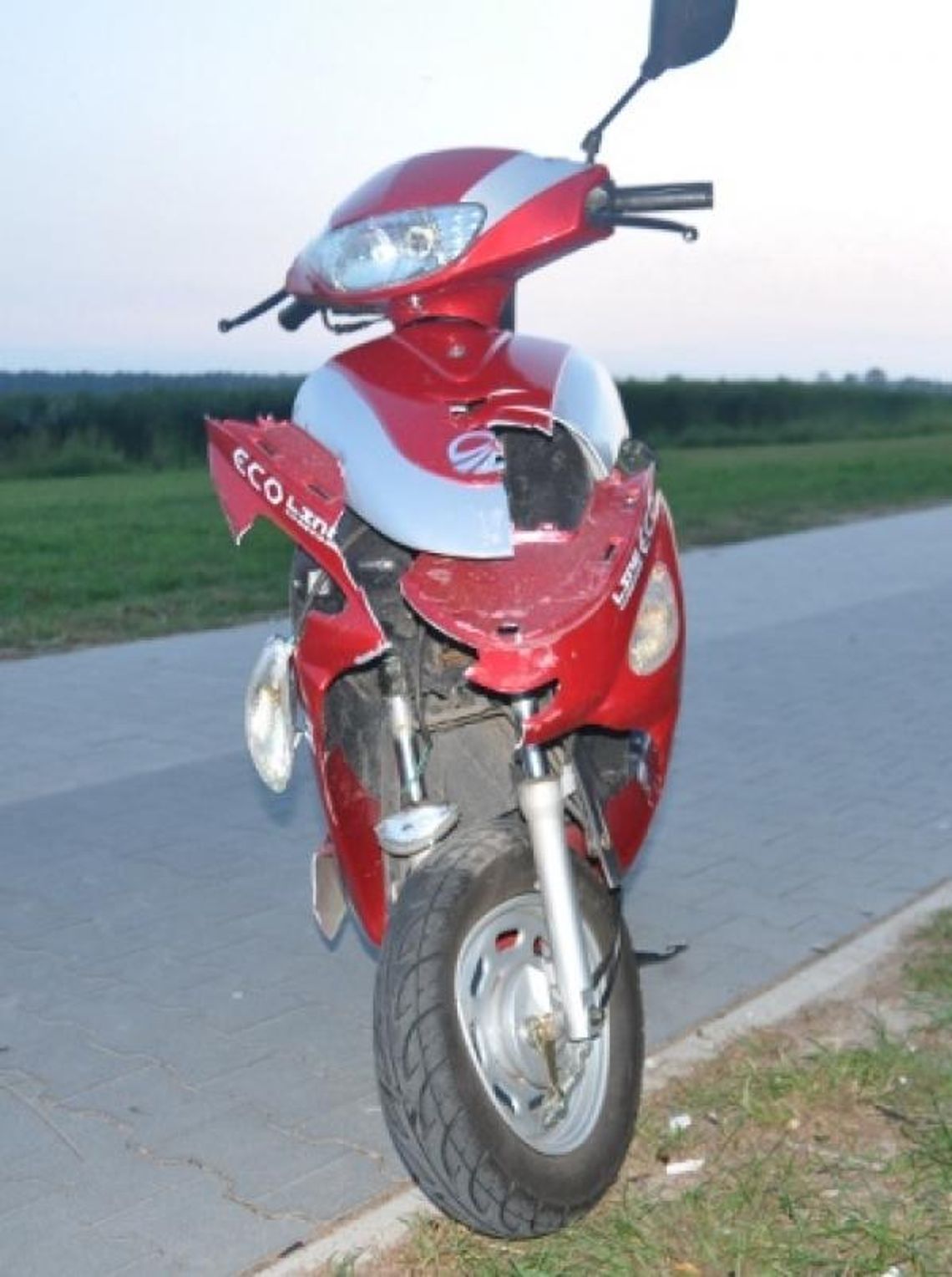 Firlej: Motorowerzysta jechał chodnikiem i uderzył w latarnię