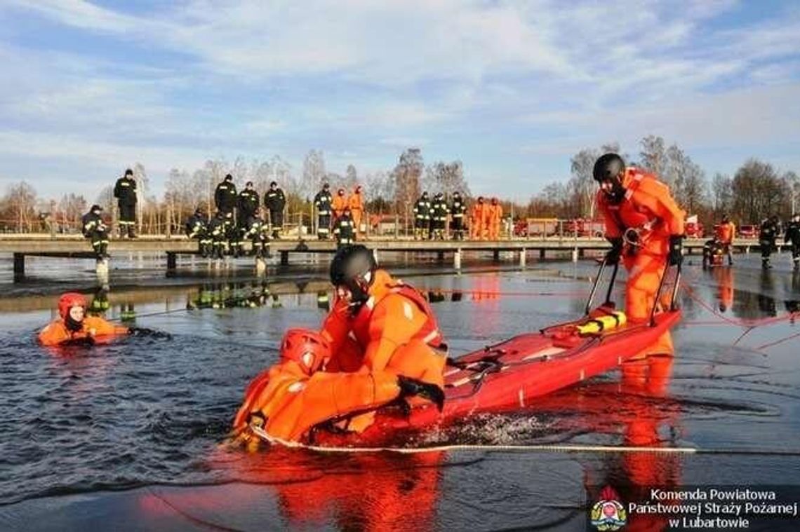 Firlej: Ratowali tonących. Strażacy ćwiczyli na lodzie (zdjęcia)