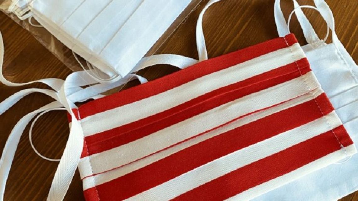 Firma odzieżowa z Białej Podlaskiej szyje teraz maseczki. Od wtorku będą dostępne w sklepie 