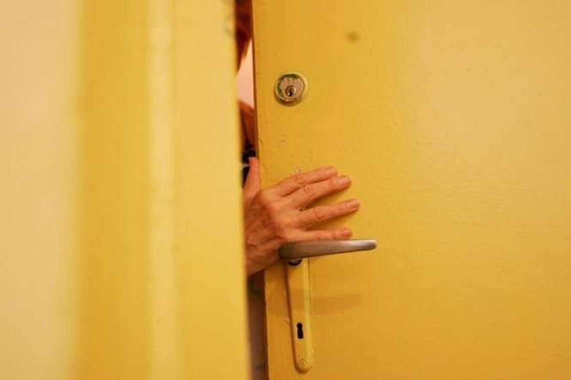 Firma zachęca mieszkańców do wymiany drzwi. Spółdzielnia ostrzega