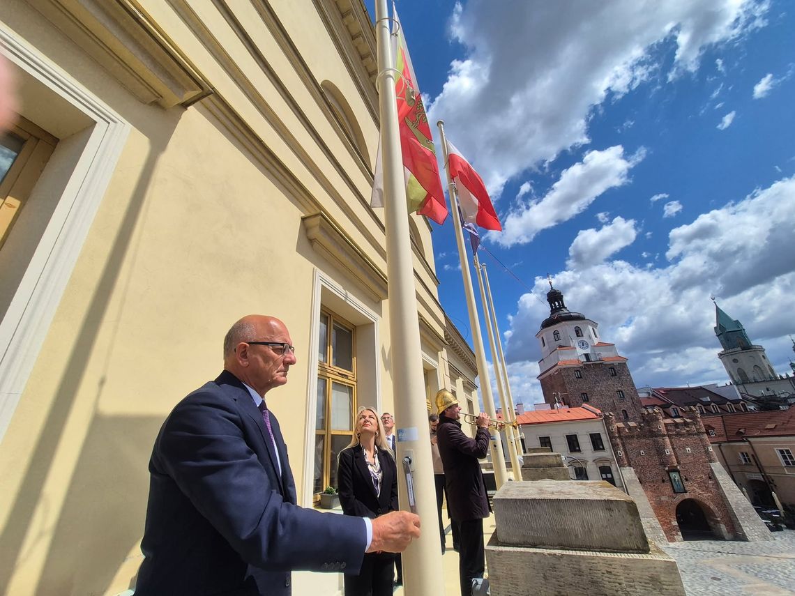 Flaga na ratuszu opuszczona do połowy masztu. Lublin pożegnał ks. prof. Andrzeja Szostka Flaga na ratuszu opuszczona do połowy masztu. Lublin pożegnał ks. prof. Andrzeja Szostka