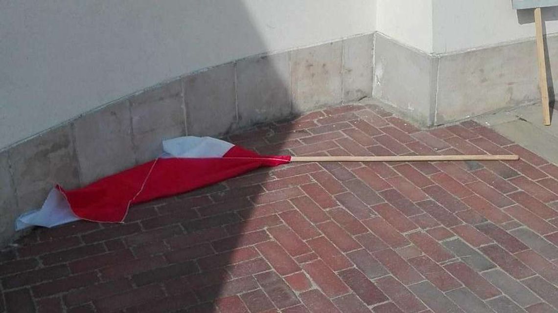 Flaga na ziemi. Radny zgłasza sprawę do prokuratury. "Żart rodem z cyrku Monty Pythona"