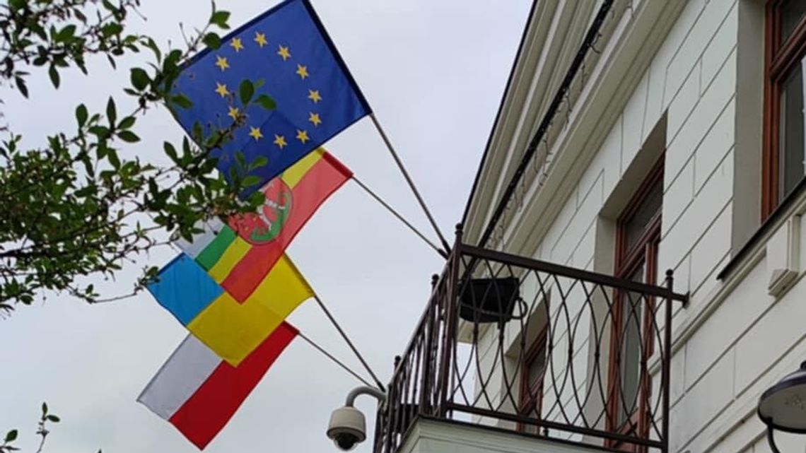 Flaga Ukrainy znowu powiewa na ratuszu. Incydent badać będzie prokuratura Flaga Ukrainy znowu powiewa na ratuszu. Incydent badać będzie prokuratura