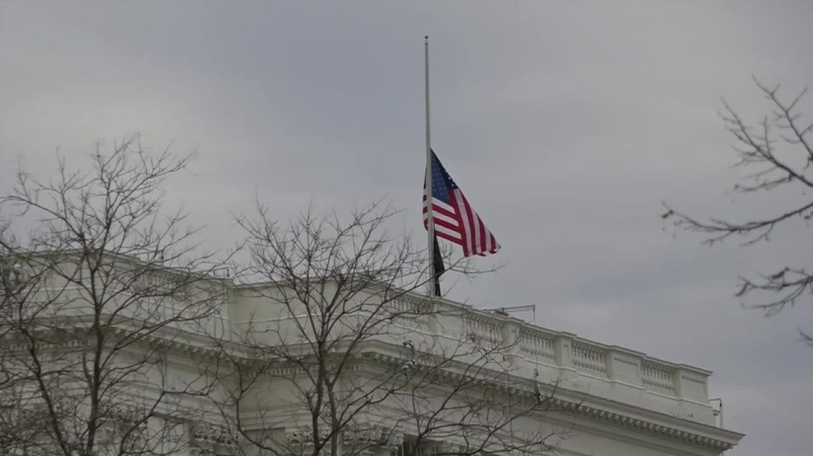 Flagi na Kapitolu opuszczono do połowy masztu. Hołd dla zmarłego policjanta Flagi na Kapitolu opuszczono do połowy masztu. Hołd dla zmarłego policjanta