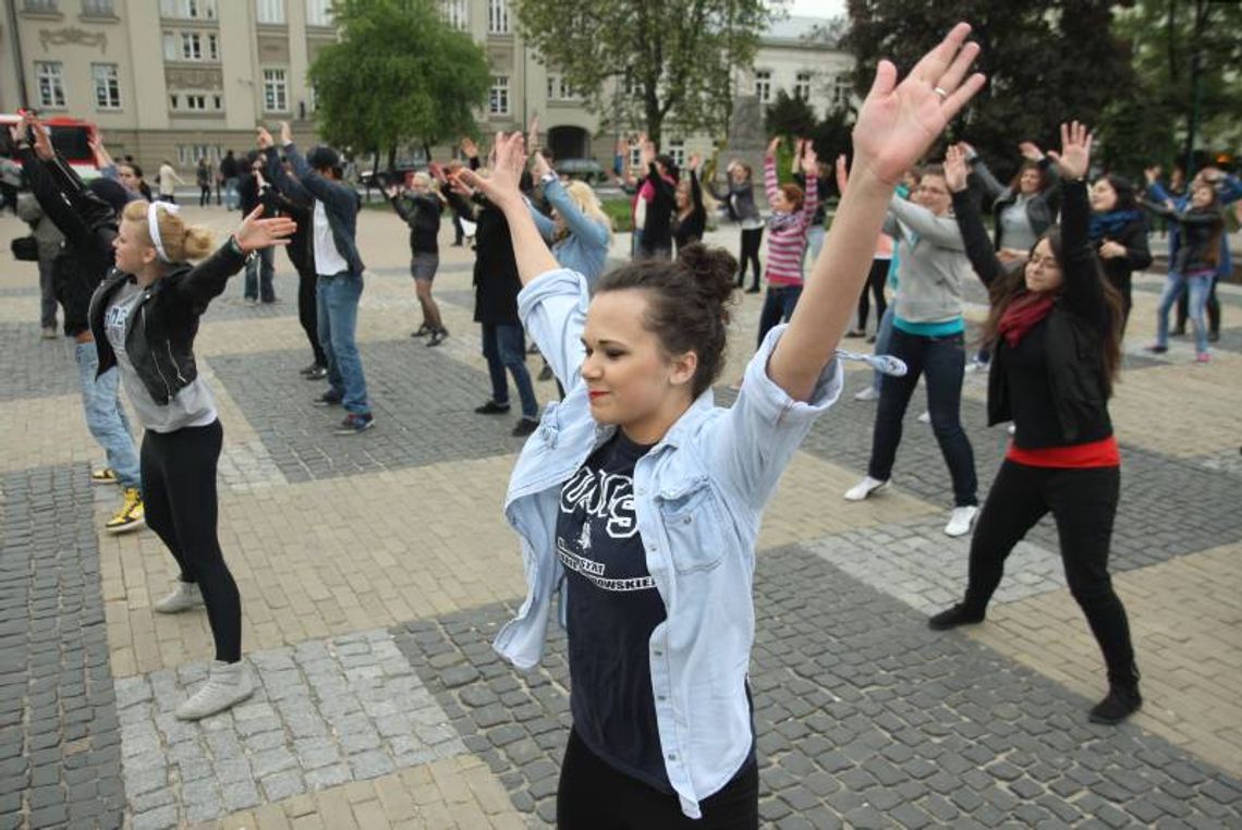 Flashmob na pl. Litewskim: Roztańczeni studenci (wideo) Flashmob na pl. Litewskim: Roztańczeni studenci (wideo)