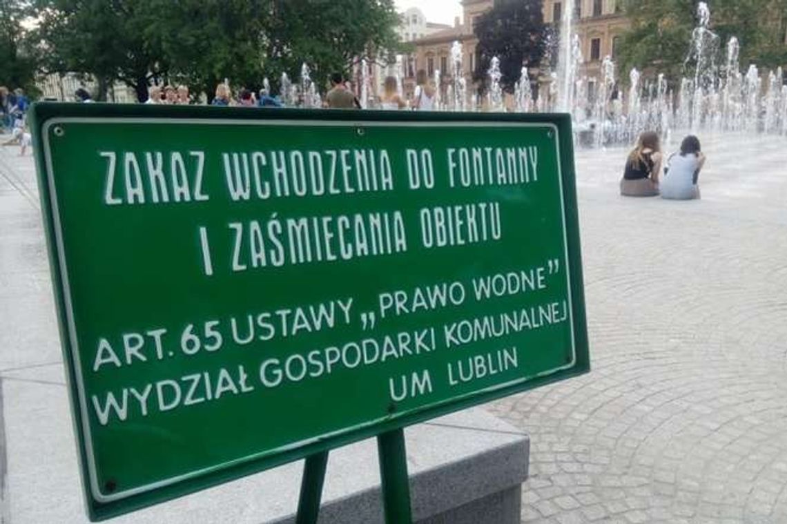 Fontanna na pl. Litewskim: Zakazali nie tylko kąpieli, ale i wchodzenia. Są tabliczki Fontanna na pl. Litewskim: Zakazali nie tylko kąpieli, ale i wchodzenia. Są tabliczki