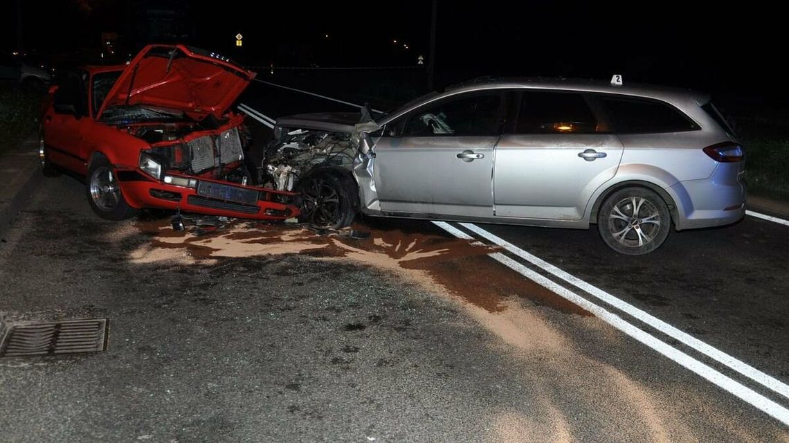 Ford i audi. Czołowe zderzenie. Pięć osób w szpitalu