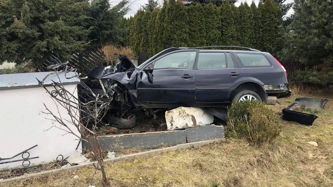 Ford roztrzaskał się na betonowym ogrodzeniu domu