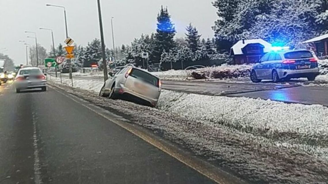 Ford w rowie. Warunki na drogach zaskakują niektórych kierowców