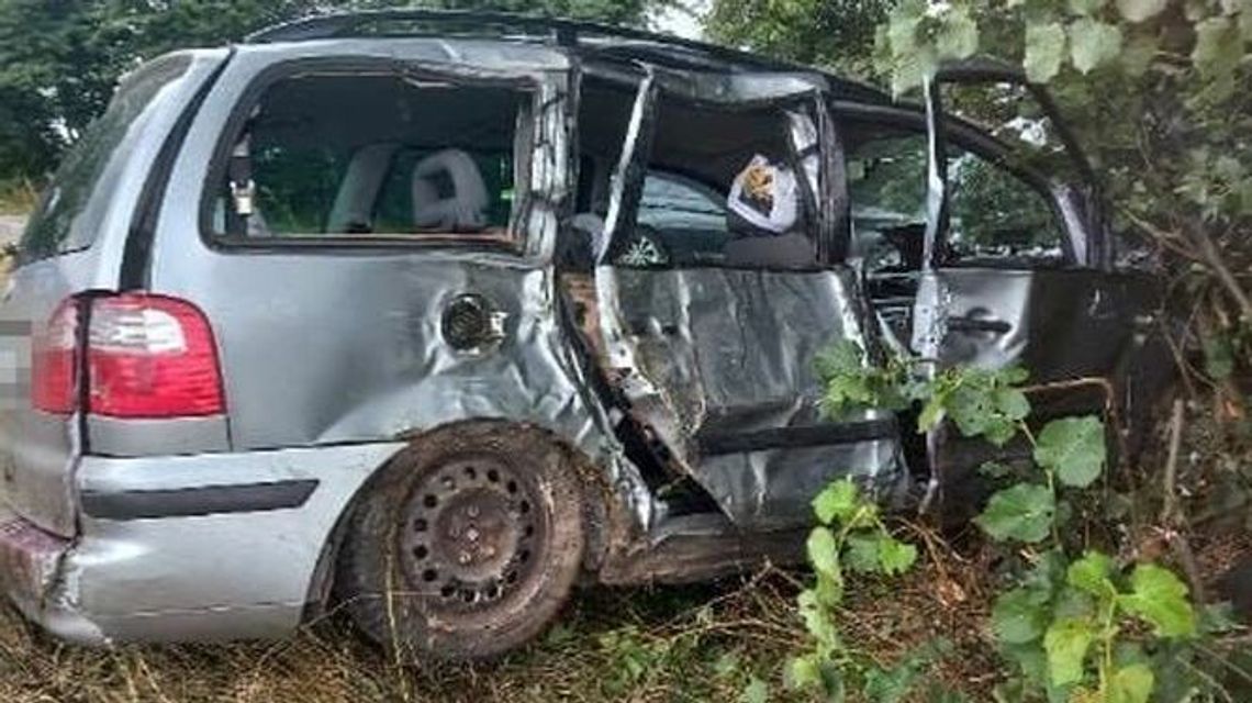 Ford zjechał z drogi i uderzył w drzewo. Śmiertelny wypadek na drodze krajowej