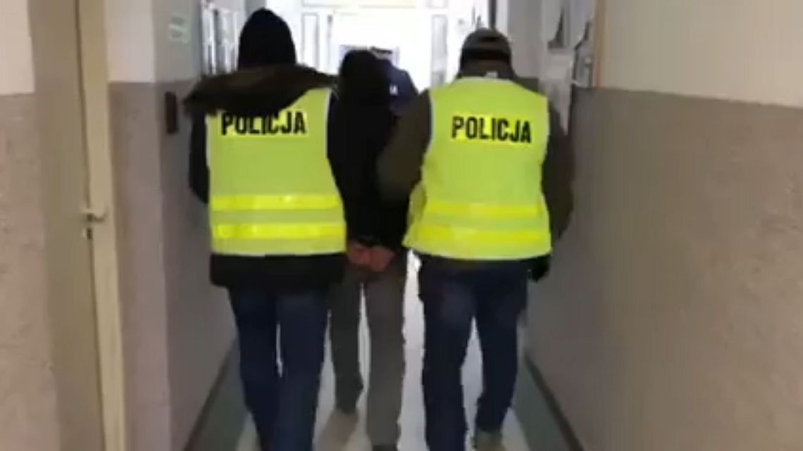 Fotograf z zarzutami za podejrzane pakunki przy S12. To były aparaty Fotograf z zarzutami za podejrzane pakunki przy S12. To były aparaty