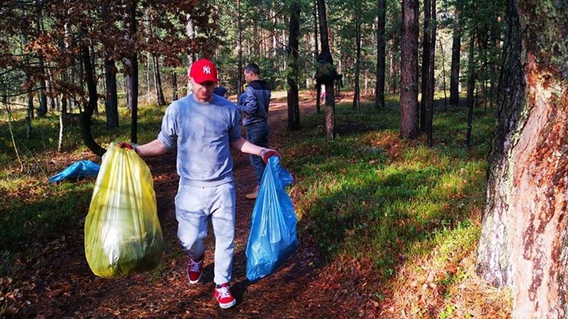 Fotopułapką w śmieciarzy. Porządek w lesie zrobili sami Fotopułapką w śmieciarzy. Porządek w lesie zrobili sami