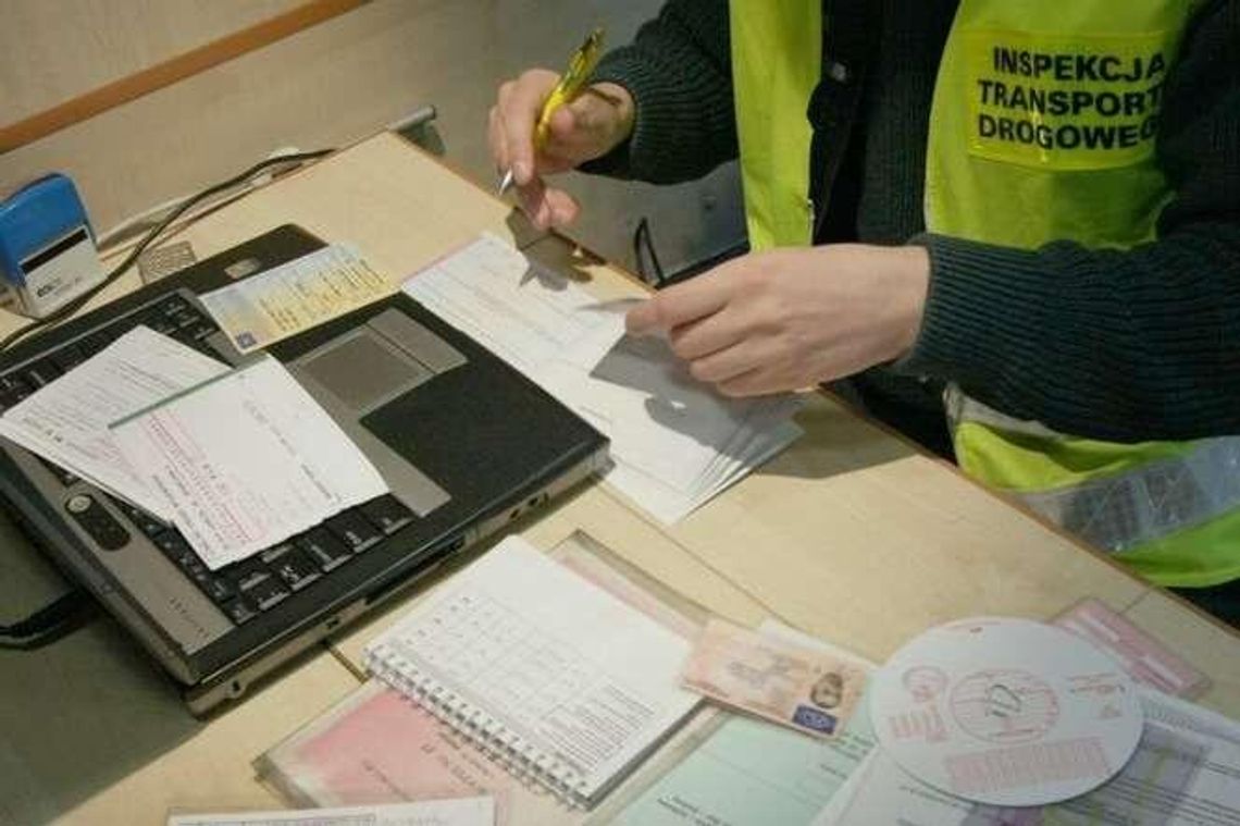 Fotoradar złapał go 229 razy. Pirat drogowy zasłania twarz, pokazuje środkowy palec