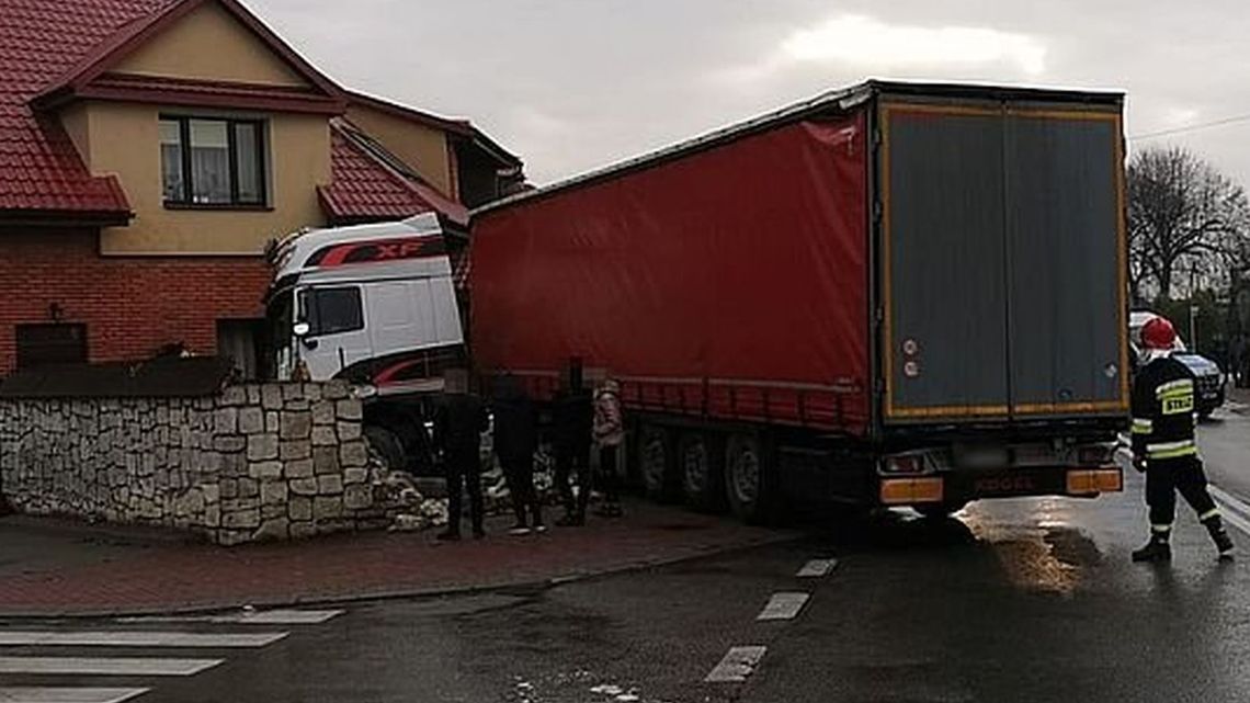 Frampol: Tir wjechał w restaurację. Jest nagranie z monitoringu Frampol: Tir wjechał w restaurację. Jest nagranie z monitoringu