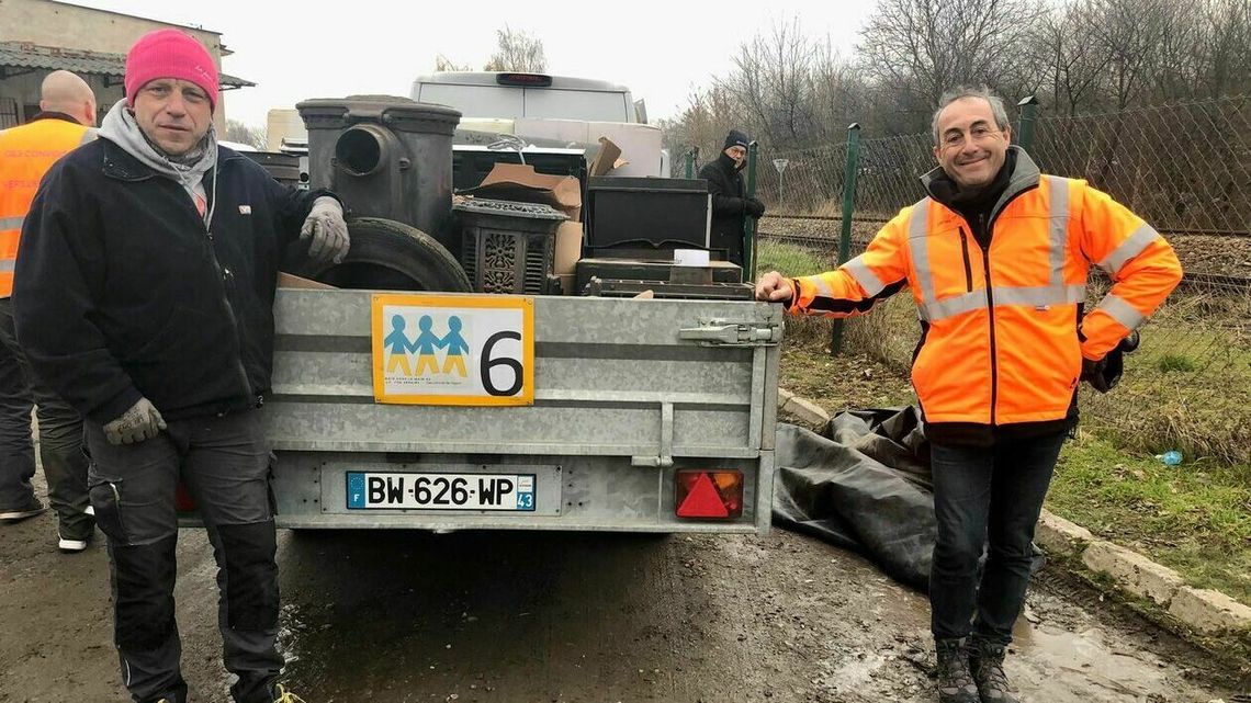Francuzi z konwojem dla Ukrainy. Młodzież zrobiła piecyki dla żołnierzy na front Francuzi z konwojem dla Ukrainy. Młodzież zrobiła piecyki dla żołnierzy na front