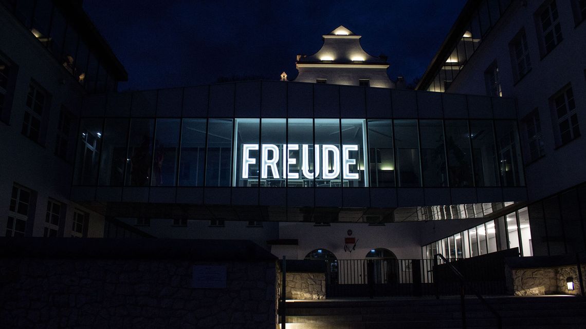 Freude znaczy radość. Symboliczny neon w kazimierskiej szkole