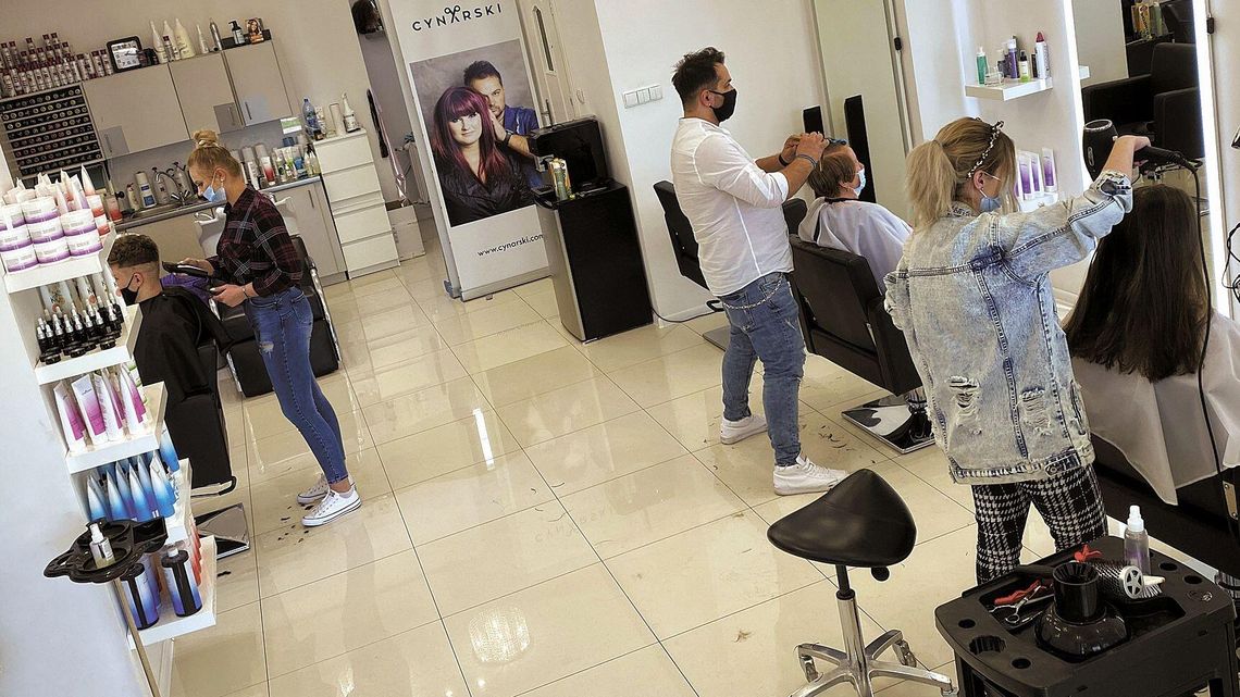 Fryzjerzy w Puławach wydłużyli godziny pracy. Bo są kolejki
