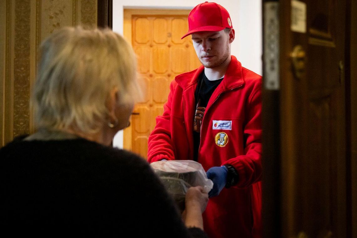 Fundacja Biedronki: nie czekają na obiad. Czekają na kogoś w drzwiach. Nowe badanie pokazuje, czego naprawdę potrzebują samotni seniorzy Fundacja Biedronki: nie czekają na obiad. Czekają na kogoś w drzwiach. Nowe badanie pokazuje, czego naprawdę potrzebują samotni seniorzy