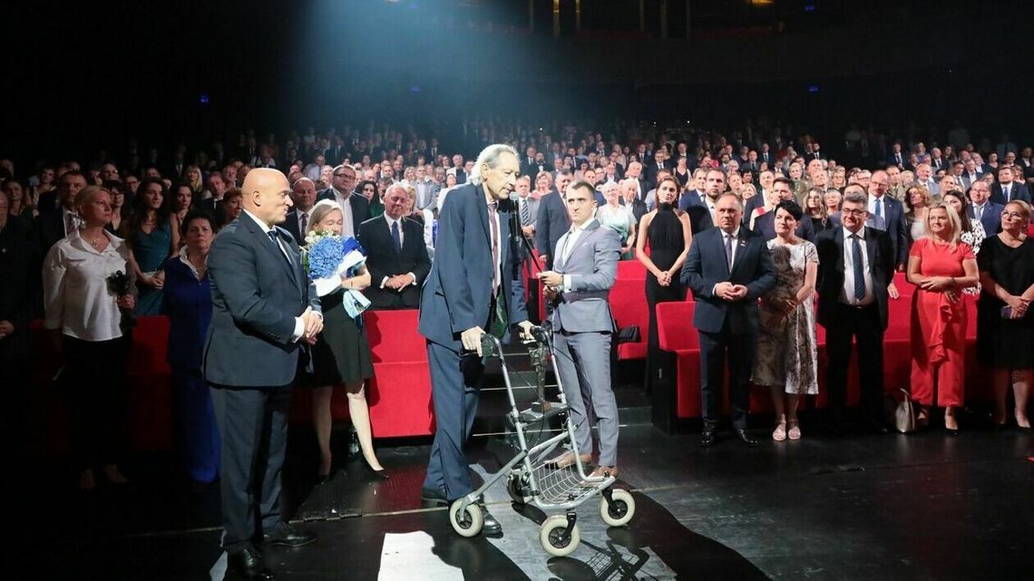 Gala Ambasadora 2021. Były owacje na stojąco i łzy wzruszenia, także u marszałka [zdjęcia]