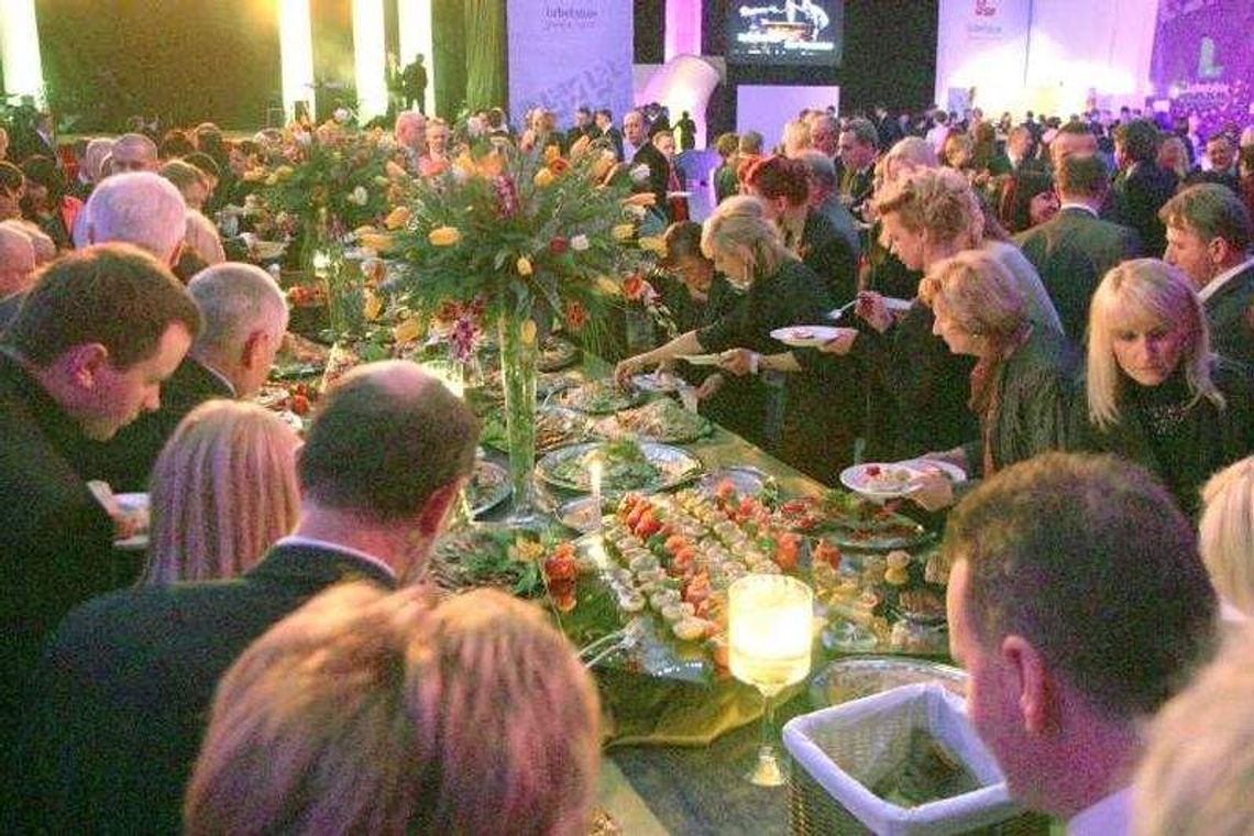 Gala Ambasadorów za 300 tys. zł: Perliczki na stole, Urbańska na scenie